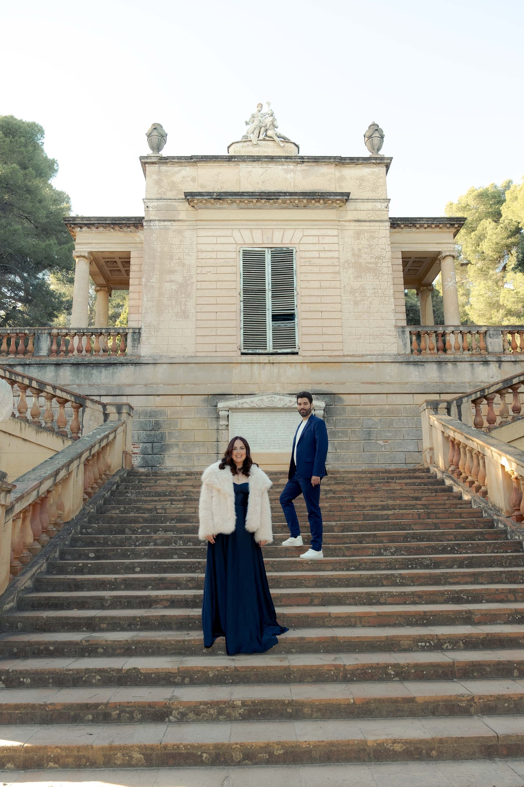 Pareja en escalinata clásica