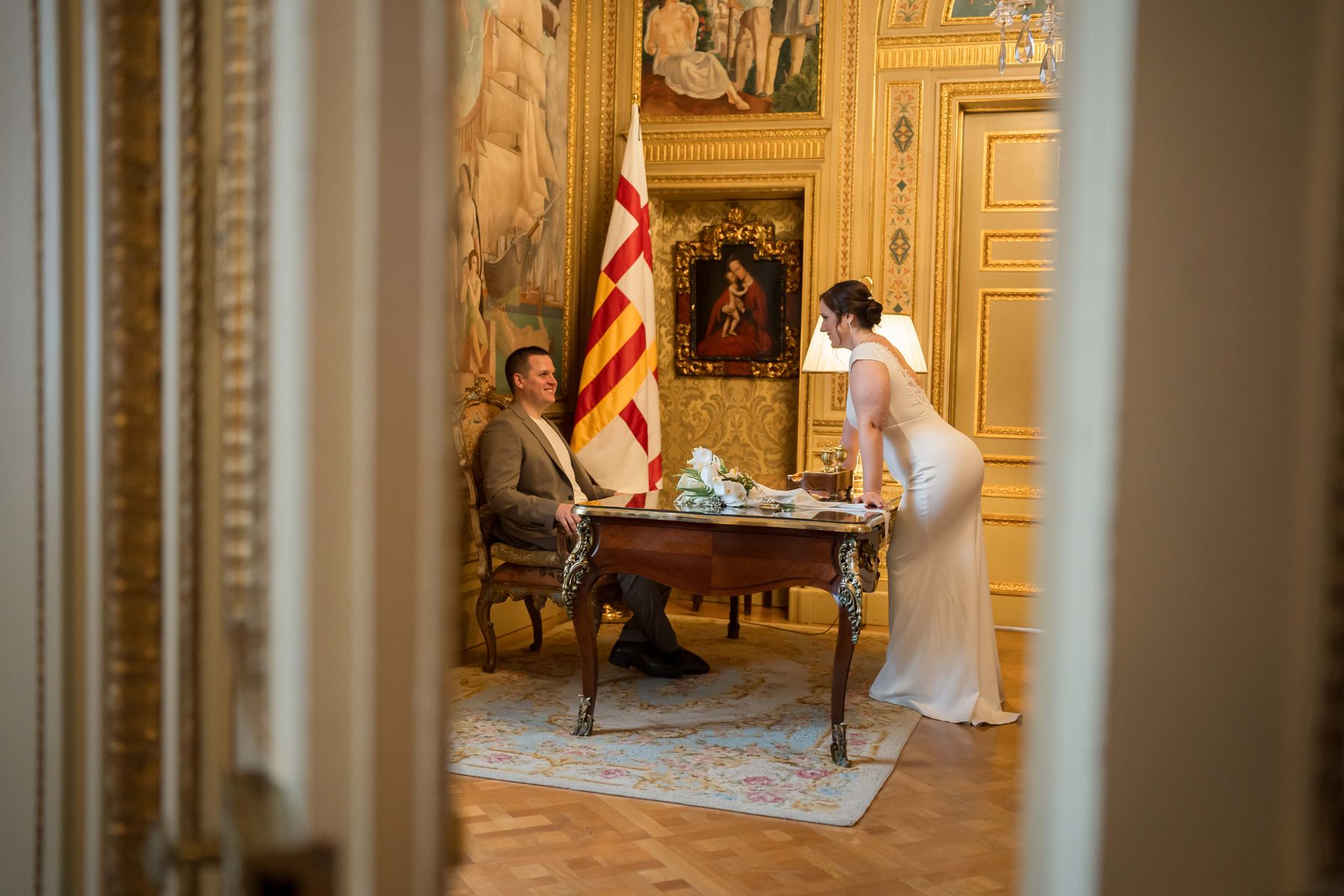 Firma de la boda civil en sala dorada