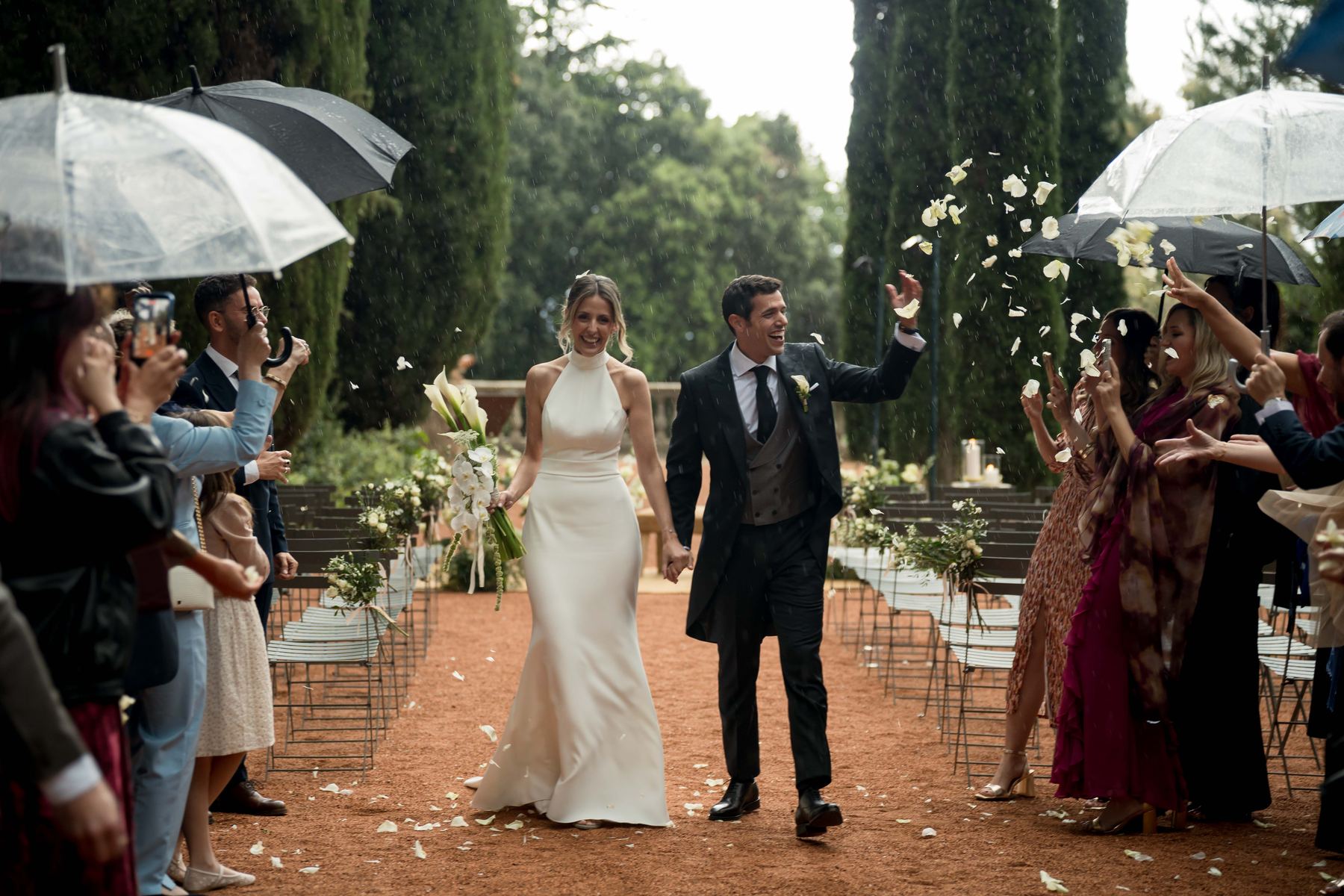 Boda bajo la lluvia con pétalos, Love Wedding Barcelona
